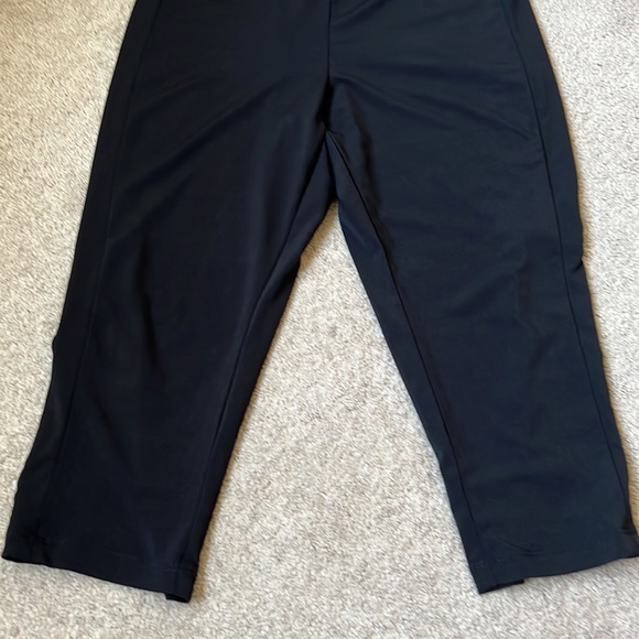 5/$25 Mia More Capri Pants - Picture 3 of 9